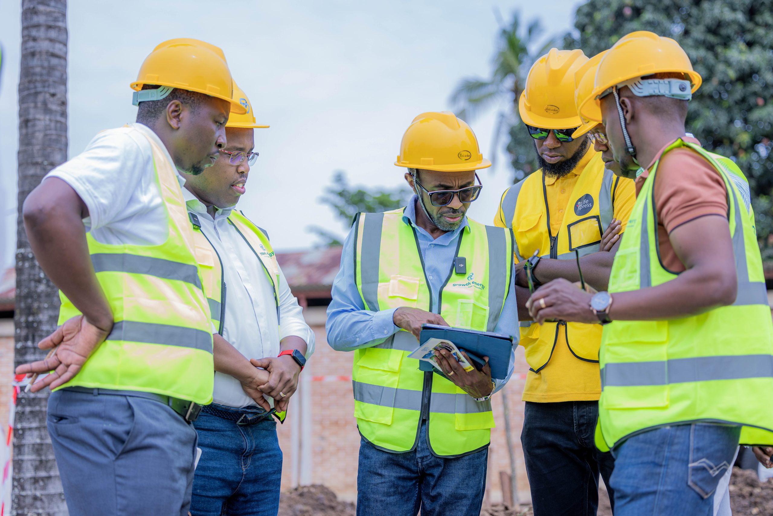 Visite sur le chantier de la première station de recharge solaire pour véhicules électriques au Burundi